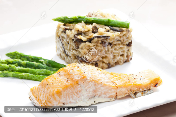 蘑菇燴飯和綠蘆筍烤三文魚