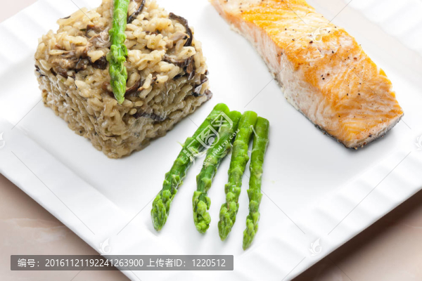 蘑菇燴飯和綠蘆筍烤三文魚
