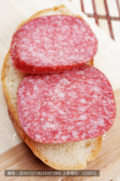 煙熏香腸三明治