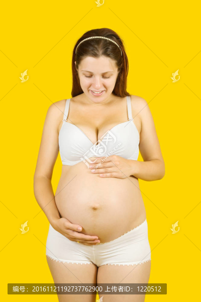 懷孕的女孩抱著她的肚子