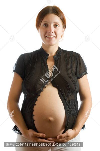 穿黑襯衫的孕婦
