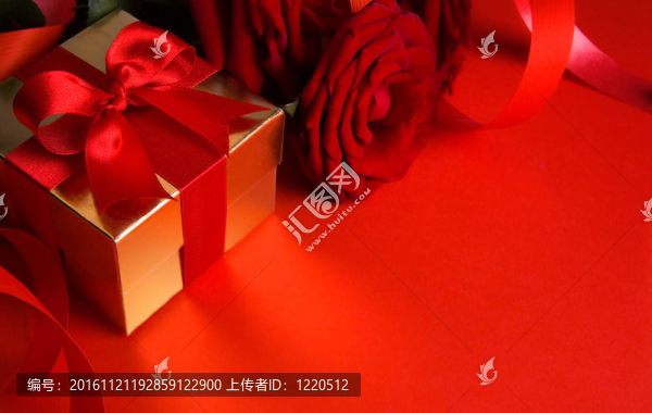 藝術禮品盒和紅玫瑰紅背景