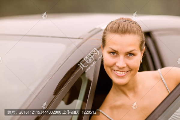 美麗的女孩肖像與她的新車