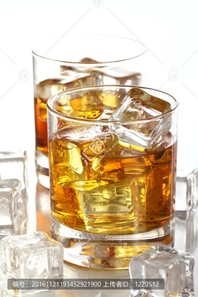 帶冷威士忌的玻璃杯