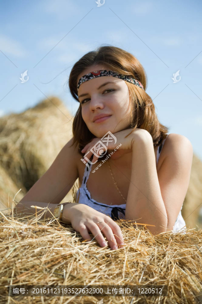 躺在干草中的女人