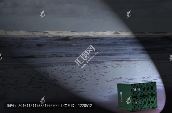 海灘上的啤酒盒
