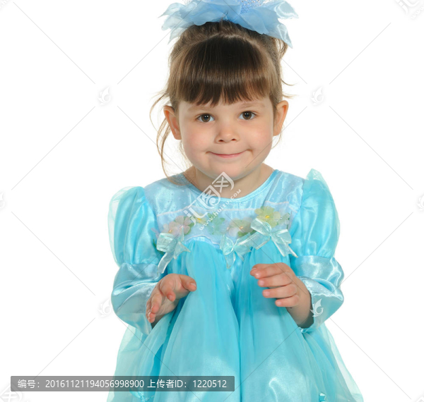 漂亮的小女孩穿著藍(lán)色的衣服