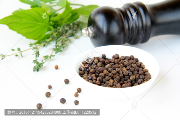 碗里的黑胡椒和香草