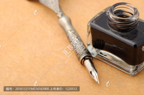 羽毛筆和墨水瓶上的舊紙