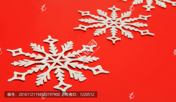 紅色背景上的大雪花
