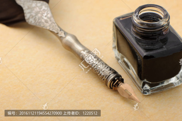 羽毛筆和墨水瓶上的舊紙