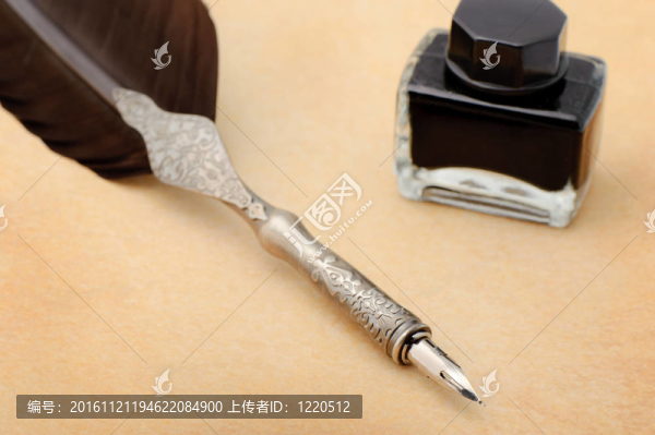 羽毛筆和墨水瓶上的舊紙