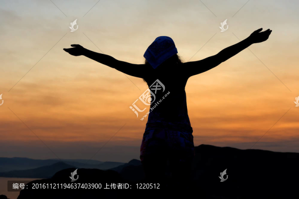 山上的女人張開雙手歡迎衰落