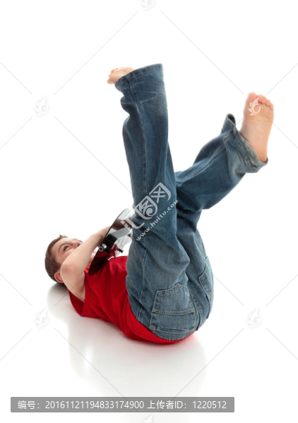 有趣的小男孩彈吉他