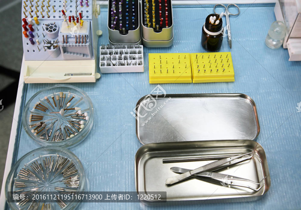 牙科醫(yī)生的無菌工具