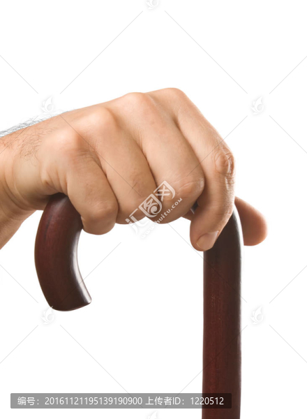 手拿著一根手杖