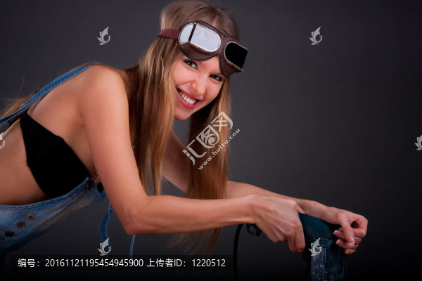帶鉆頭的女孩