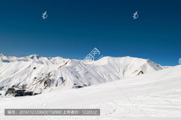 在冬天的雪下的高山