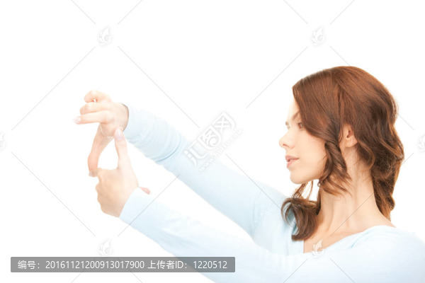 可愛的女人用手指創(chuàng)造一個框架