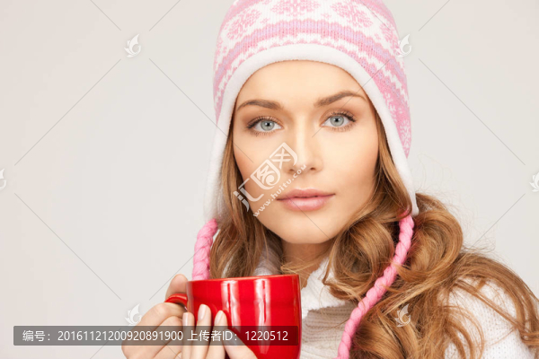 漂亮的女人用紅色的杯子