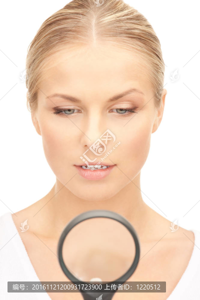 帶放大鏡的女人