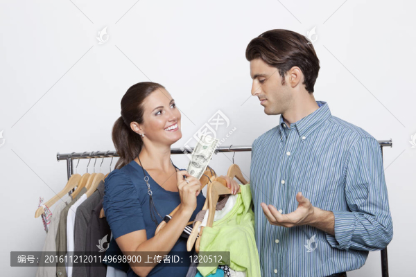 女人在服裝店門口抱著驚訝的男人