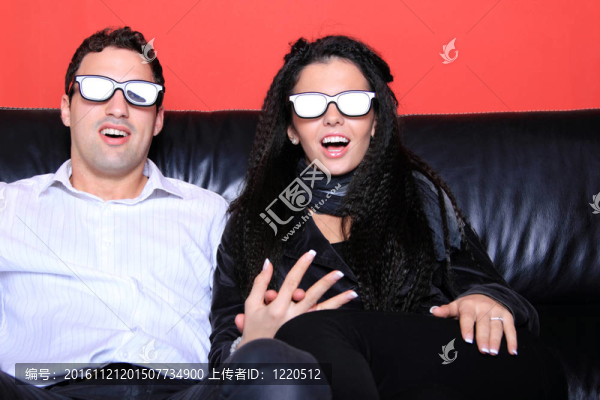 夫妻在家看電視