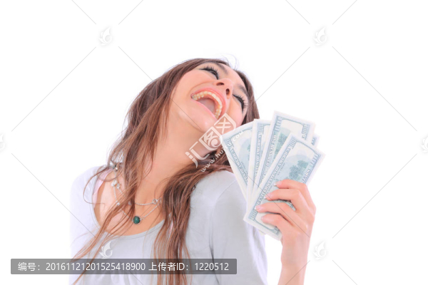 年輕的女士拿著現(xiàn)金和微笑