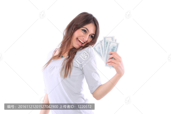年輕的女士拿著現(xiàn)金和微笑