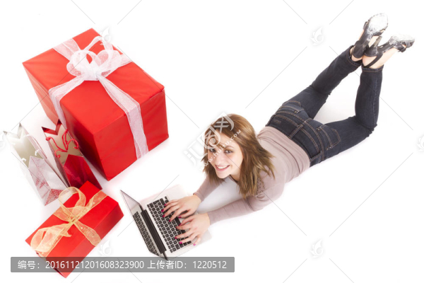 女孩買筆記本電腦