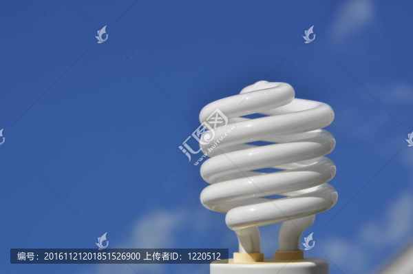 節(jié)能燈泡反對(duì)天空
