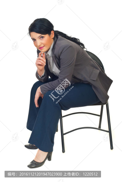 坐在椅子上的女人