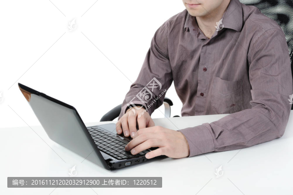 手放在筆記本電腦鍵盤上。
