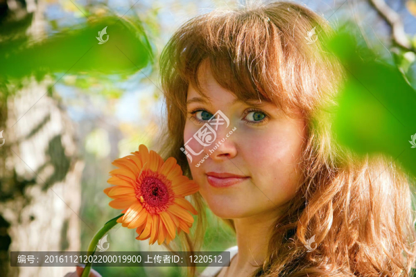 美麗的女人與春天的花朵