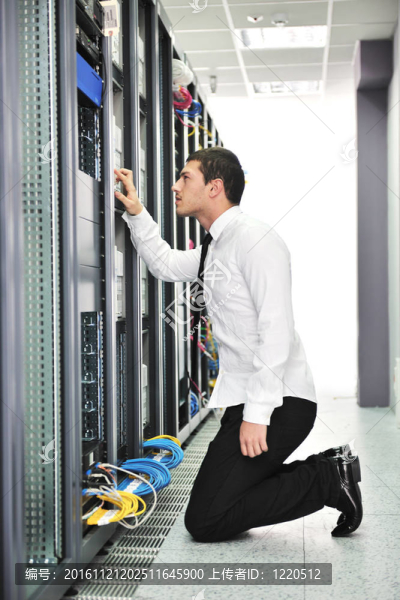 在數(shù)據(jù)中心機房的年輕工程師