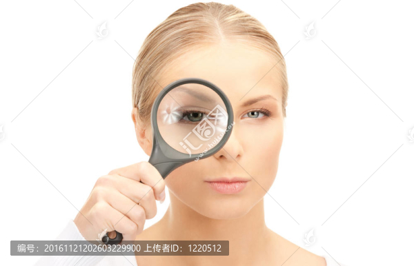 帶放大鏡的女人