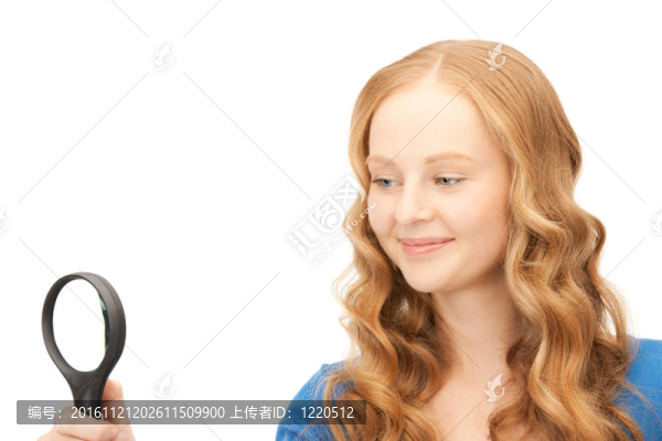 帶放大鏡的女人