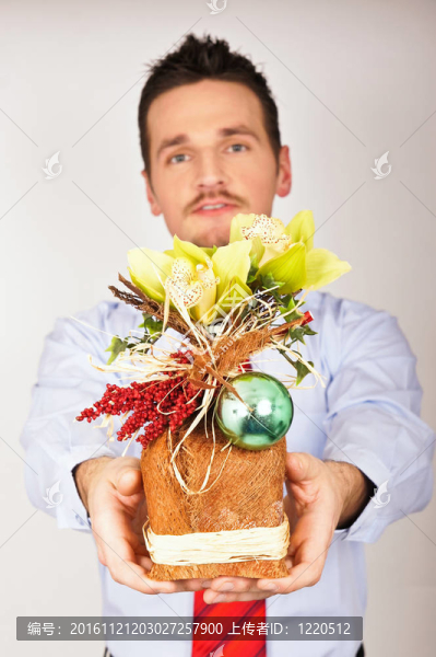 年輕人帶著圣誕禮物