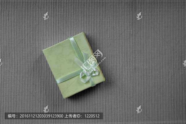 帶色帶的綠色迷你禮品盒