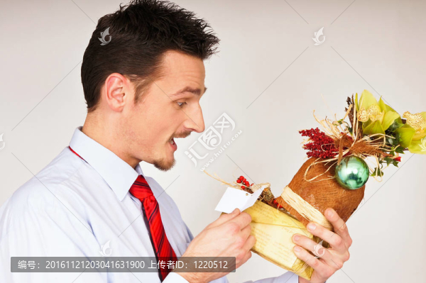 年輕人拿著圣誕禮物
