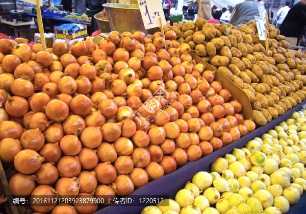 土耳其街頭市場(chǎng)的有機(jī)洋蔥和土豆