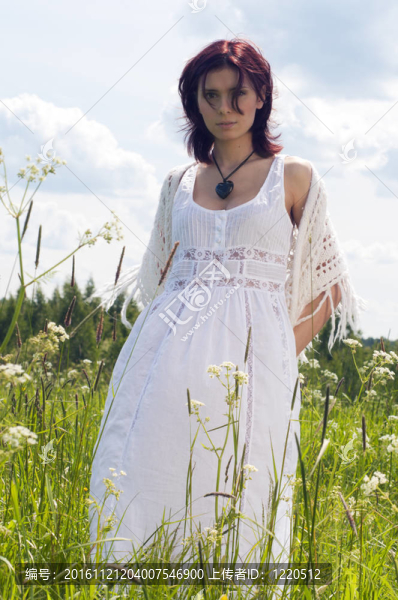 白頭巾的女人