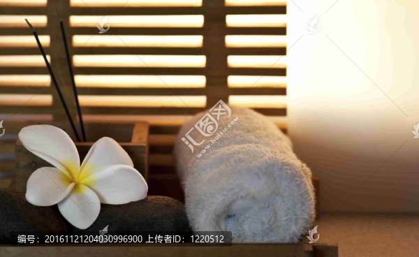 寧?kù)o的溫泉設(shè)置與花；石頭；香和毛巾