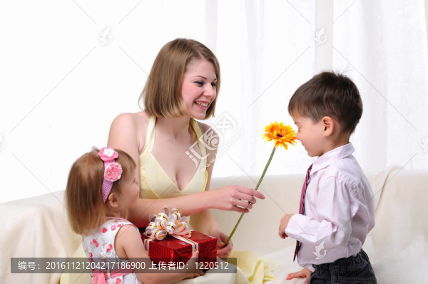媽媽；她的兒子和她的小女兒