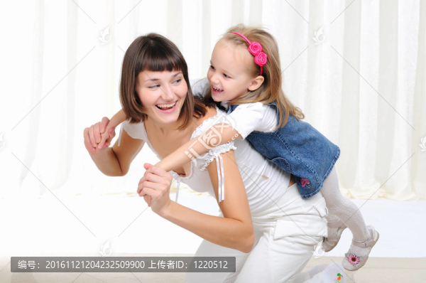 年輕的母親和她的小女兒