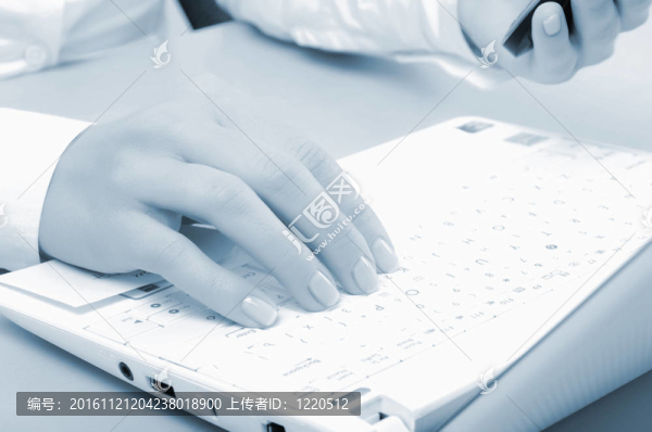 一個(gè)年輕女孩的手