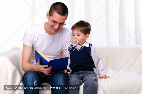 父親和兒子讀一本書