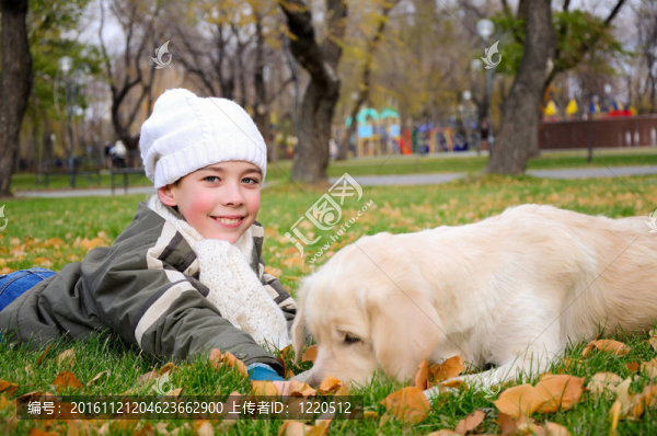 在秋天公園玩的男孩