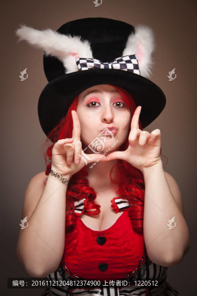 迷人的紅發(fā)女人戴著兔子耳朵帽框臉
