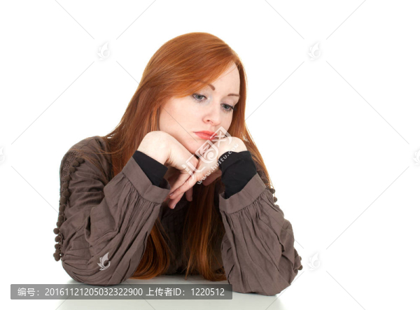 坐在沉思的年輕紅發(fā)女人頭上的手掌；在白色背景